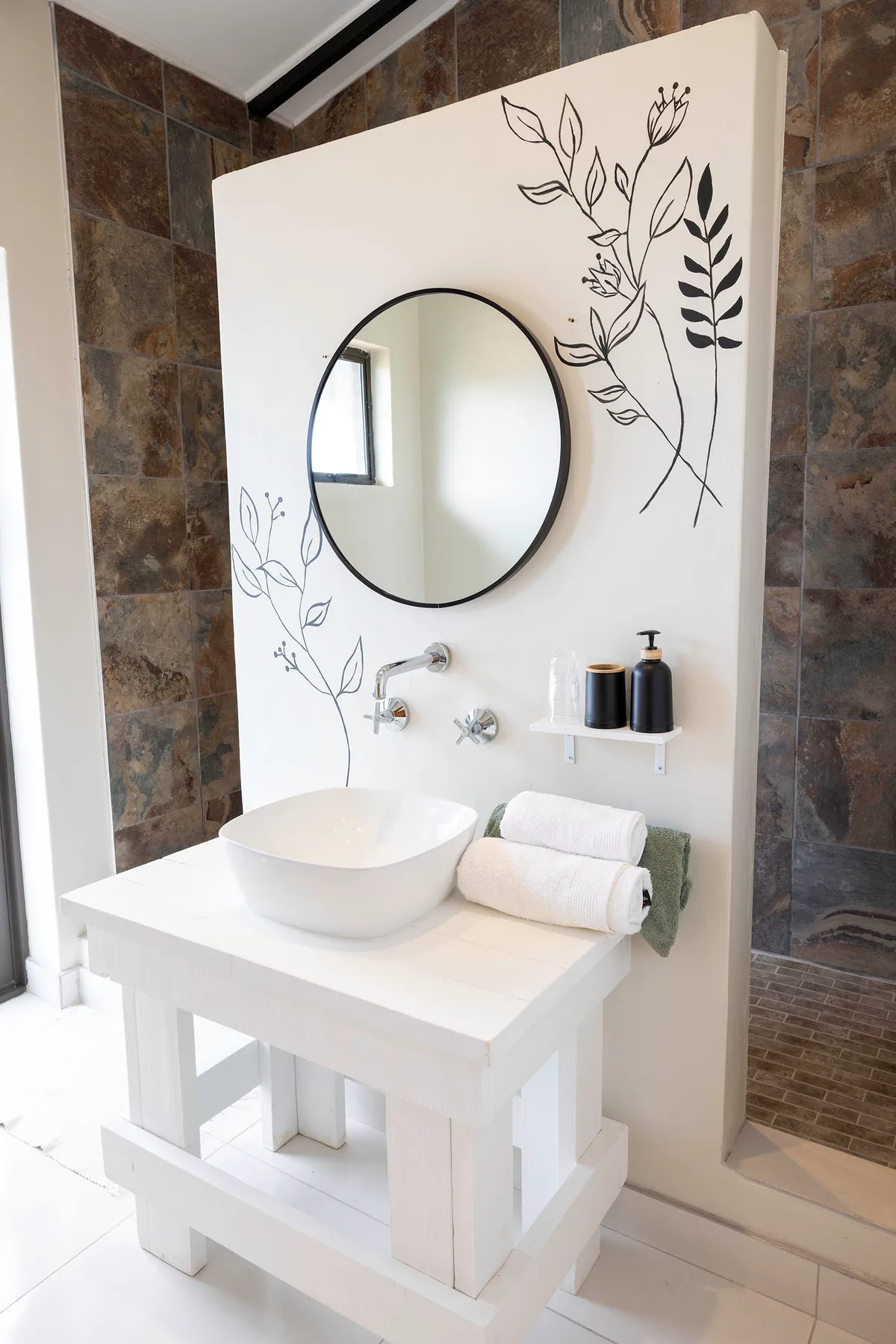 Modern en-suite bathroom